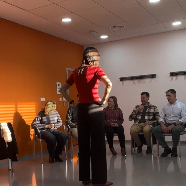 Cuando decidimos emprender una nueva actividad normalmente, al principio, lo damos todo. El arranque suele ser de película. Pero si realmente queremos mejorar en algo, la mayoría de actividades requieren constancia y tiempo. 
Con la oratoria pasa lo mismo: si no practicamos las habilidades que vamos adquiriendo, se quedan en un cajón, y con el tiempo volvemos al punto de partida. 
Algunos de mis alumnos, provenientes de diversos cursos, se reúnen una vez al mes en #Ágora para seguir practicando, aprendiendo y mejorando juntos su comunicación. Ver cómo crecen y se superan mes a mes, es uno de los mejores regalos que me ha dado esta profesión.
Querer es poder y ellos lo demuestran con creces. ❤️ 
#hablarenpublico #comunicacion #oratoria #empresa @ceeimurcia