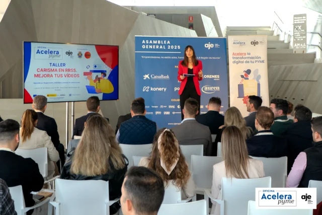 Creo que lo mejor de @ajeregionmurcia es la oportunidad que nos da de aprender los unos de los otros, de compartir experiencias, caminos e, incluso, miedos. 
Es, además, un lujazo poder ver cómo distintas generaciones de empresarios conviven en un mismo espacio y se retroalimentan. 
¡Gracias a todos por un rato tan bueno! ❤️
#hablarenpublico #empresa #oratoria #comunicación