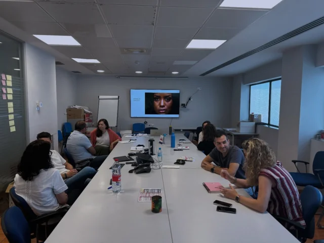 ¿Cómo de importantes son los relatos en tu vida? ¿Y en tu organización? 
Dentro y fuera de la organización, los relatos vertebran nuestra realidad: dan sentido a quienes somos y a lo que hacemos. Compartir nuestras historias no siempre es fácil. A menudo, es un acto de valentía y de generosidad, pero hacerlo nos ayuda a construir vínculos más sólidos: a conectar a un nivel mucho más profundo con los demás, e incluso con nosotros mismos.
Gracias, al equipazo de #Auxiliarconserveramurcia por su generosidad y su valentía. 

#storytelling #empresa #comunicacion