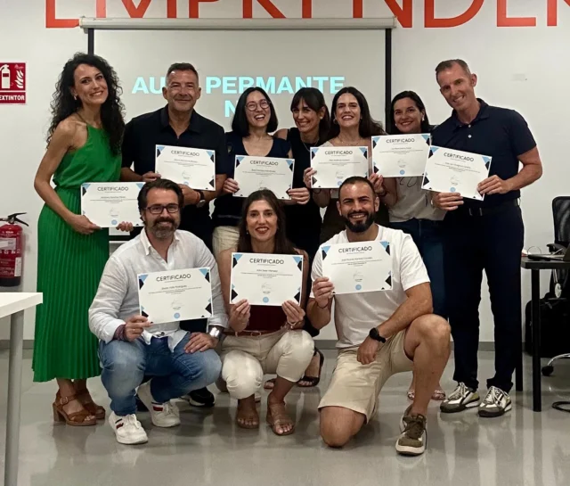 Ayer dimos por finalizada la primera edición del Aula Permanente de Oratoria.

Han sido seis meses de mucho esfuerzo, superación, generosidad y compromiso por parte de los participantes. 

Su confianza, a lo largo de estas 33 horas de clase, ha sido para mi un impulso tremendo. Un impulso para crecer, para intentar mejorar en cada sesión y para seguir aprendiendo. Porque, si algo me llevo de estas semanas, es un aprendizaje inmenso de todos ellos. 

Así que gracias, chicos, a todos por hacer que la mía siga siendo la profesión más bonita del mundo. Gracias por emocionarme inmensamente ❤️

Esta primera promoción ha dejado el pabellón muy alto...¡y amenazamos con volver! 🤘

#oratoria #comunicacion #hablarenpublico #profesionales #aulapermanente