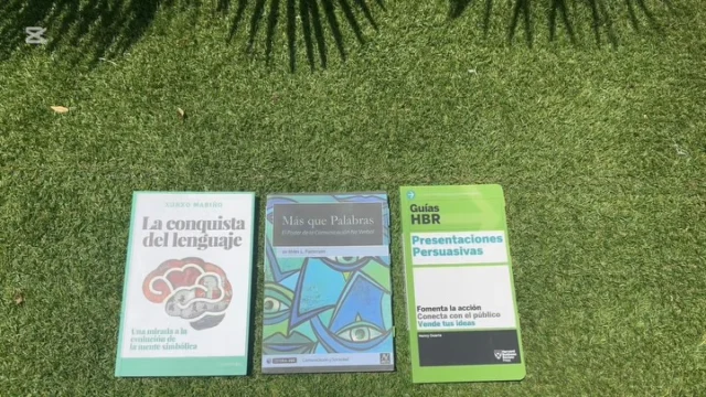 Si estás buscando lecturas para este verano, aquí te dejo tres recomendaciones de lujo.

🔵 “La conquista del lenguaje”. Xurxo Mariño nos acerca de forma amena y comprensiva a la evolución del lenguaje humano: por qué comenzamos a hablar y qué tuvo que pasar en nuestros cerebros para que esto fuera posible.  Un tema muy complicado (y que genera muchas discrepancias entre los expertos) al que creo, sin embargo, que todos deberíamos acercarnos. 

🔵 “Mas que palabras”. Miles Patterson firma esta obra ( ya, básica) para acercarnos a la comunicación no verbal desde la ciencia y el rigor. Tanto si eres un experto como si acabas de llegar a este mundo, te gustará. 

🔵 “Presentaciones Persuasivas”. Una sencilla guía, editada por HBR, en la que se exponen de forma muy ordenada los principales pasos para hacer una buena presentación con PowerPoint (o similar). Lo firma nada menos que la gran  Nancy Duarte. Ideal para principiantes.

#comunicacion #oratoria #hablarenpublico